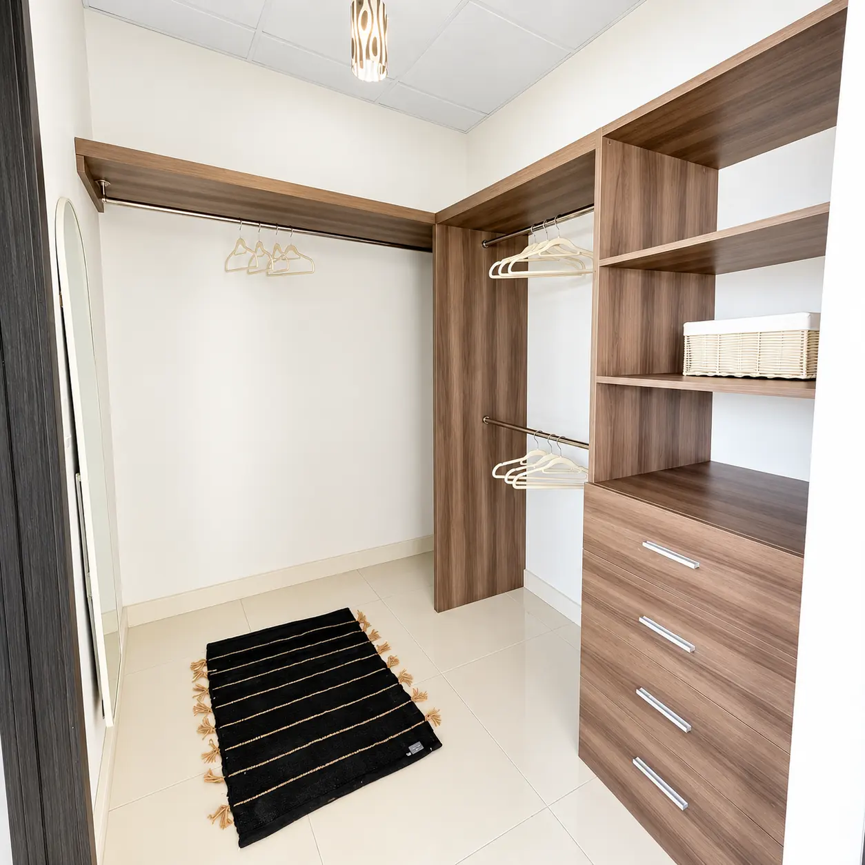 Walk-in closet con gavetas y estantes de casa modelo Roble