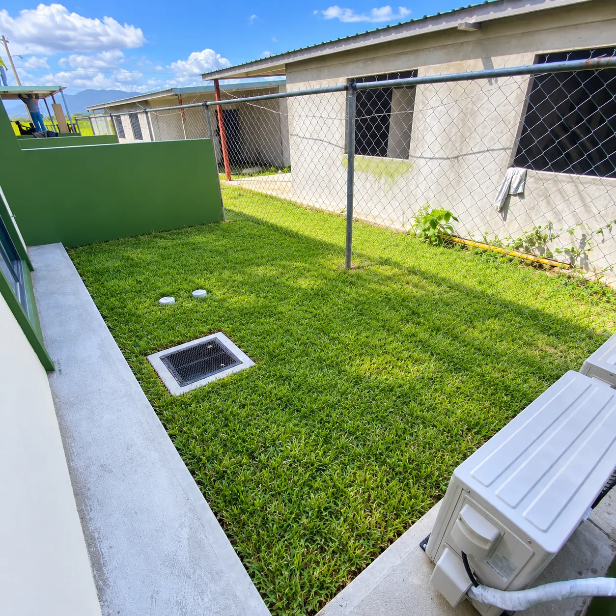 Patio trasero con área verde de casa modelo Roble