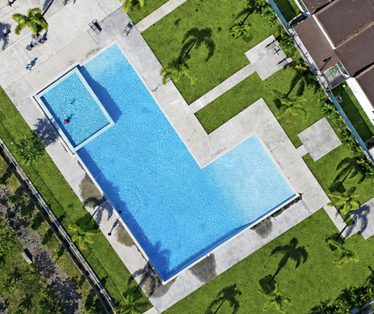 Vista aérea de la piscina y áreas verdes de Ciudad de las Américas en Panamá Este
